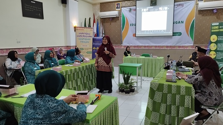 Edukasi jajanan sehat oleh Dishanpan Jateng di salah satu SD swasta di Solo, Kamis (28/11).