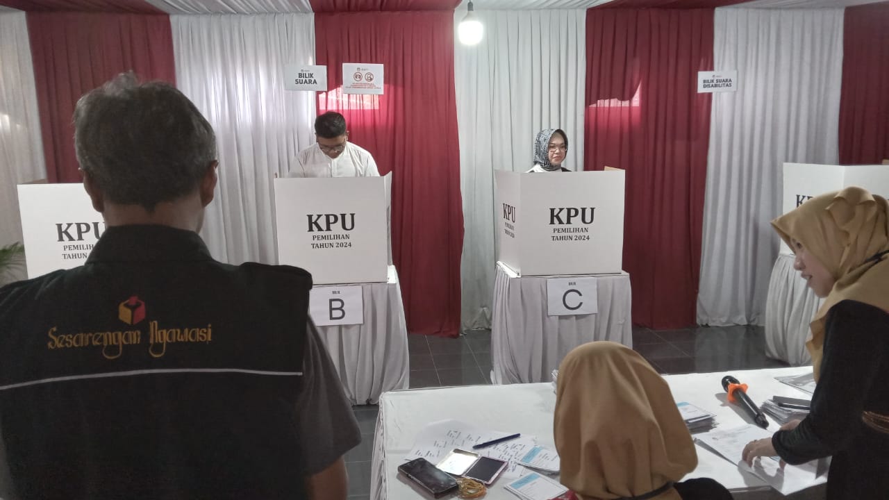 Cabup Etik Suryani nyoblos di TPS 02 Kelurahan Gayam, Kecamatan Sukoharjo, Rabu (27/11).
