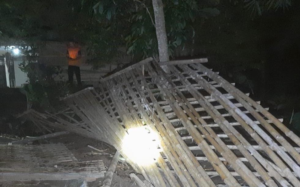 Kondisi rumah lansia di Desa Ngemplak, Karangpandan, Karanganyar yang roboh, Rabu (27/11/2024) malam. (Rudi Hartono/Radar Solo)