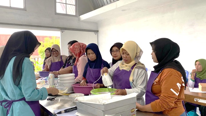 Tim Hibah MBKM D3 Agribisnis Sekolah Vokasi (SV) Universitas Sebelas Maret (UNS) memberi pelatihan pengolahan snack bar dari ubi ungu bagi UMKM Desa Puntukrejo di Karanganyar. (Dokumentasi Pribadi)