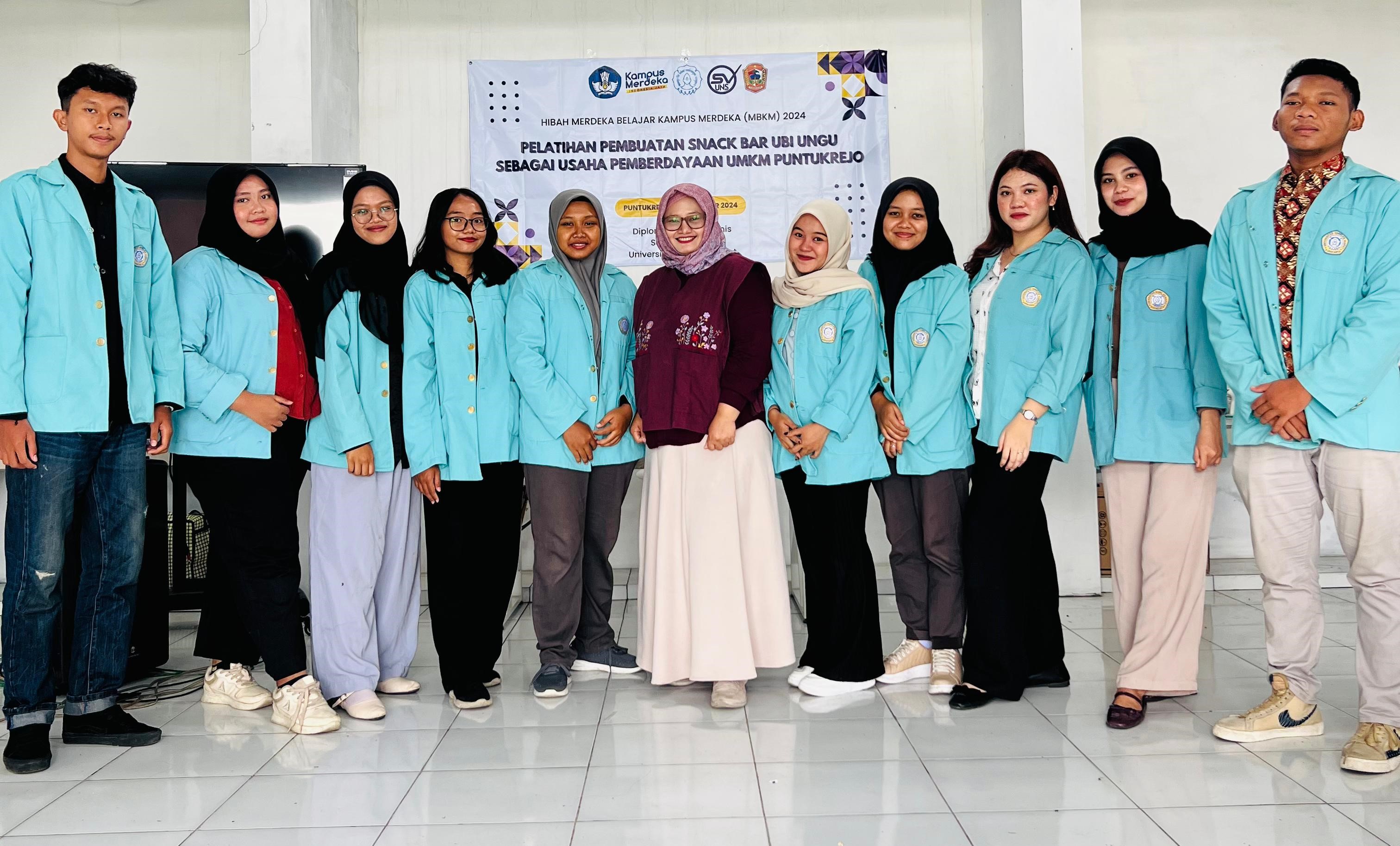 Tim Hibah MBKM D3 Agribisnis Sekolah Vokasi (SV) Universitas Sebelas Maret (UNS) melakukan pengabdian masyarakat di Desa Puntukrejo, Ngargoyoso, Karanganyar. (Dokumentasi Pribadi)