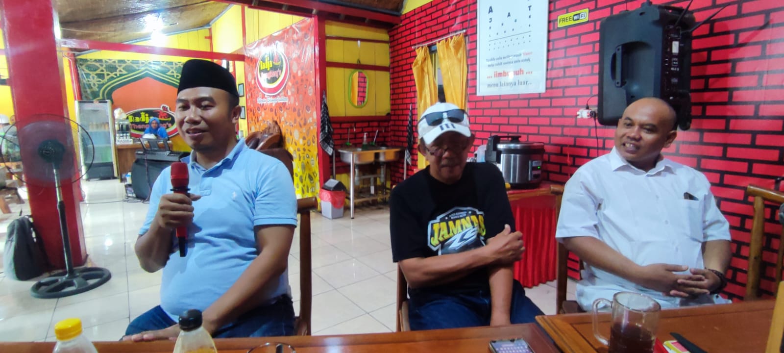 Calon bupati Sragen Sigit Pamungkas beri keterangan terkait hasil sementara Pilkada 2024, Kamis (28/11/2024). (Ahmad Khairudin/Radar Solo)