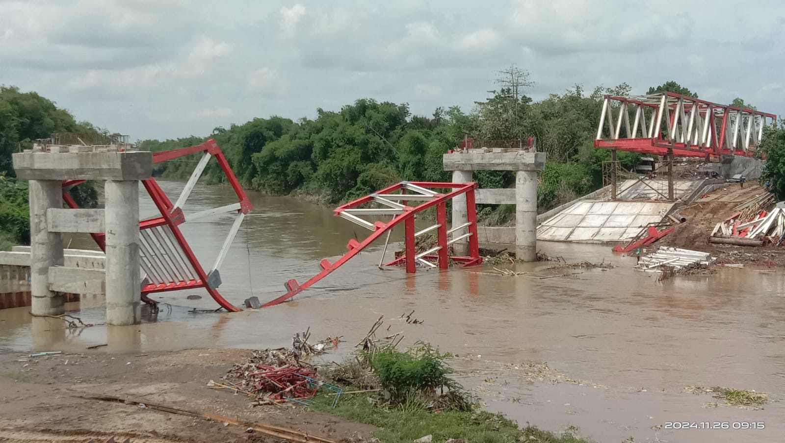 Pembangunan Jembatan Butuh penghubung Masaran-Plupuh di atas Sungai Bengawan Solo wilayah Sragen. (Ahmad Khairudin/Radar Solo)
