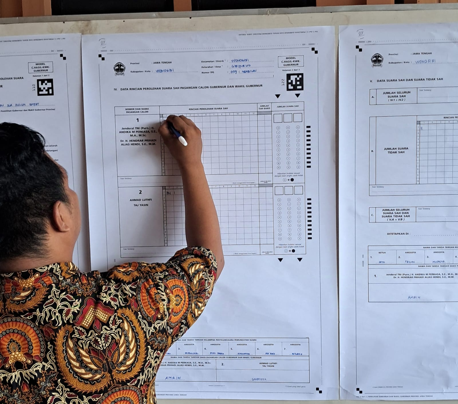 Penghitungan suara di salah satu TPS di Kecamatan Wonogiri Kota, Rabu (27/11/2024).