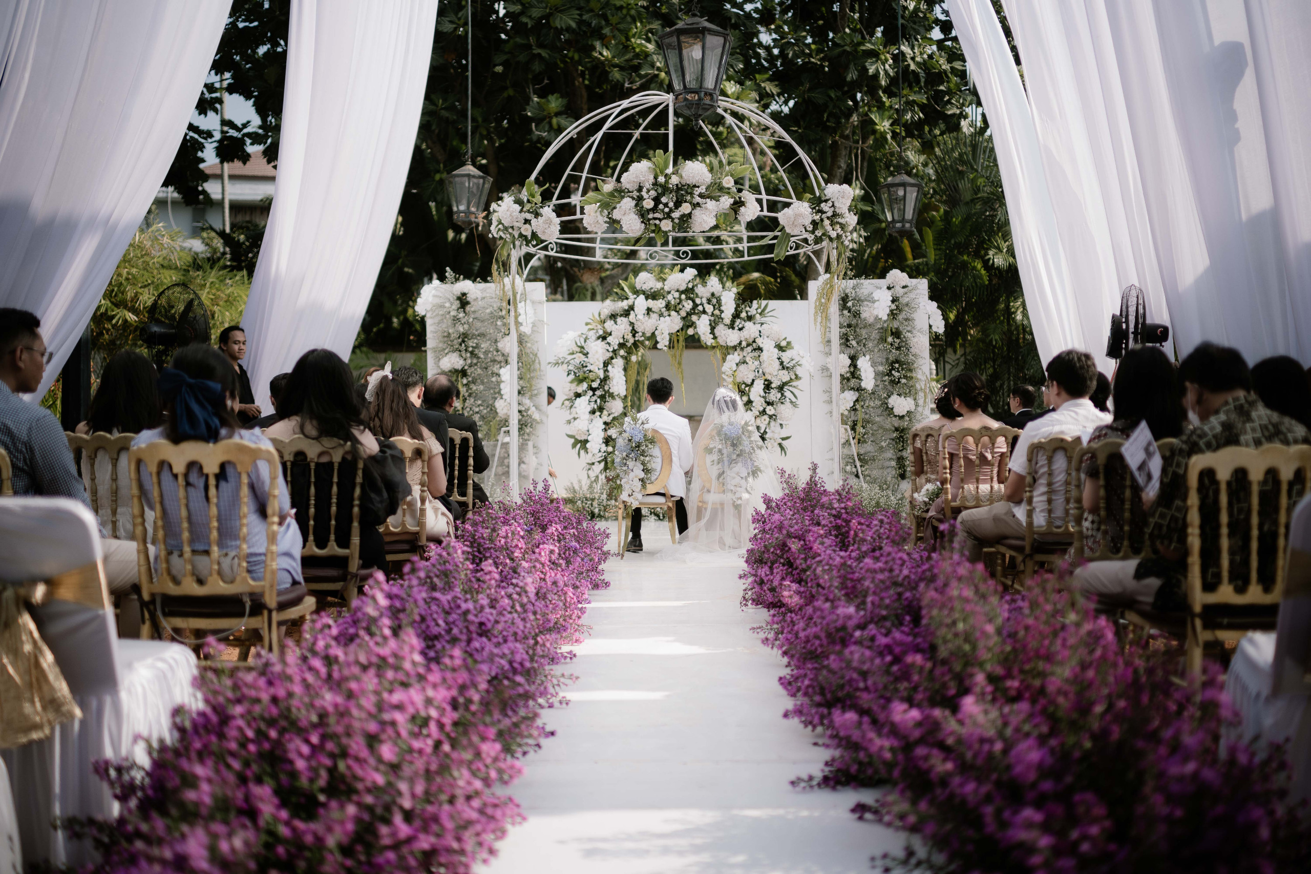 Lorin Solo Hotel memiliki beragam venue wedding mulai dari indoor sampai outdoor, disesuaikan oleh kebutuhan tamu.