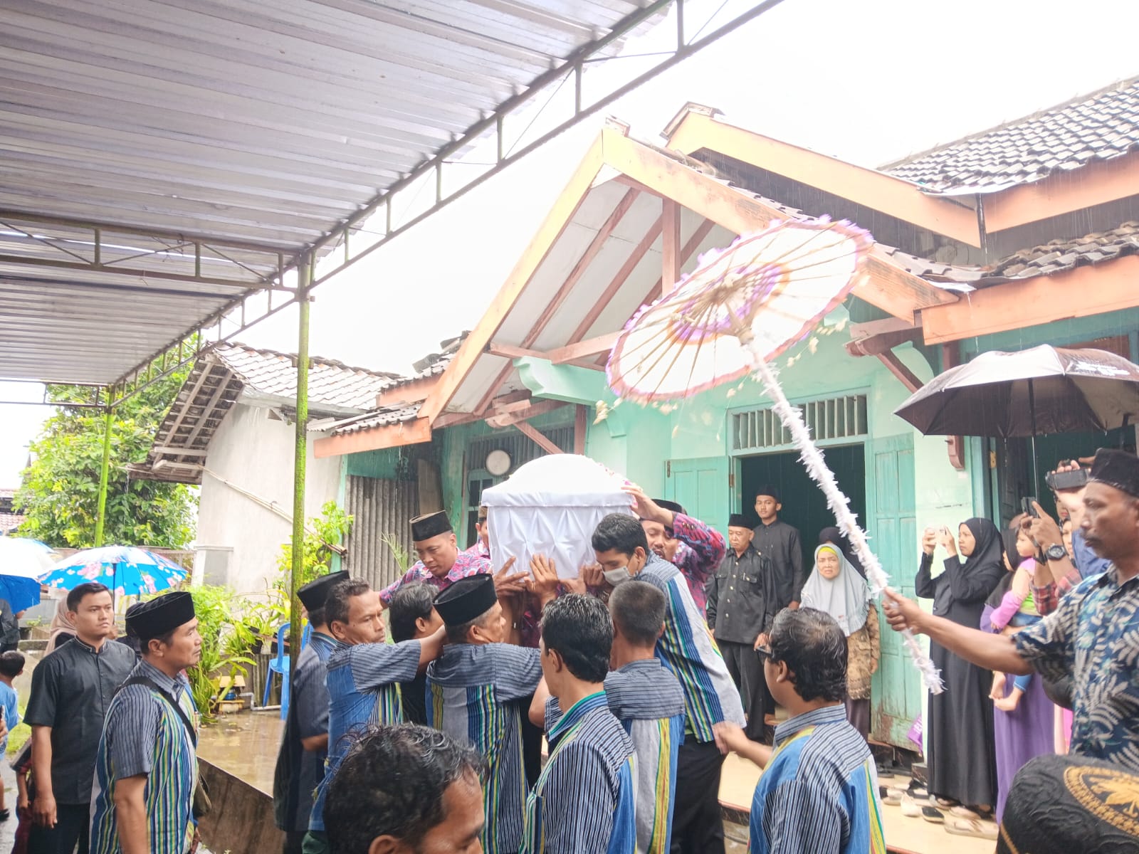 Prosesi pemakapam Sugimin di TPU Desa Sawit, Kecamatan Gantiwarno, Klaten.&nbsp;