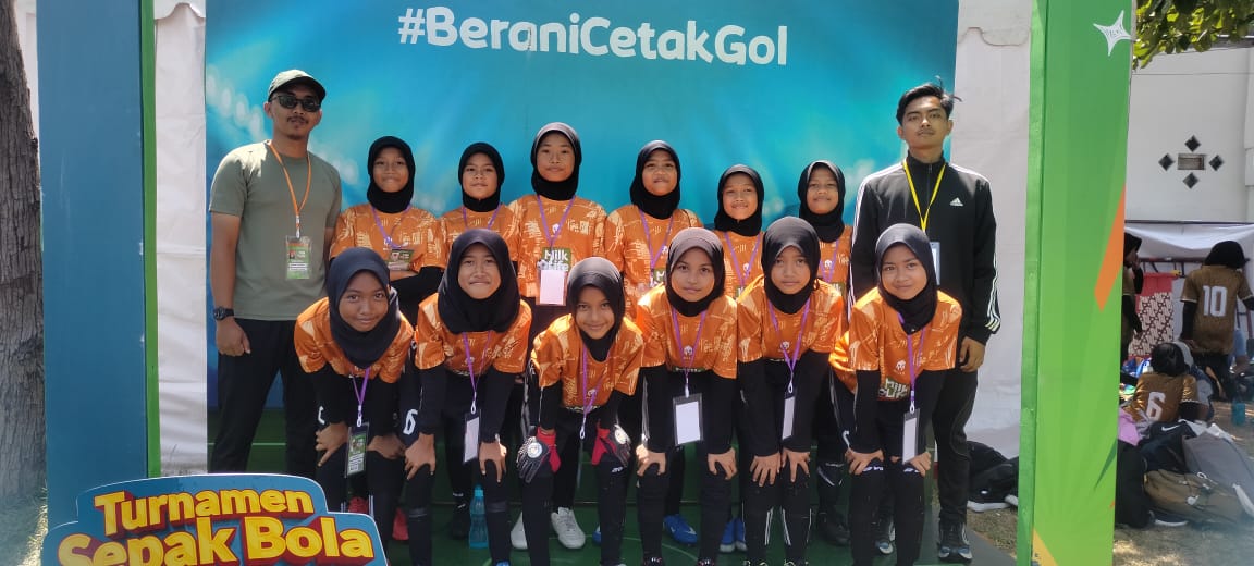 Tim sepak bola putri SD Muhammadiyah 23 Semanggi Solo saat ikut ajang Milklife Soccer Series, belum lama ini.