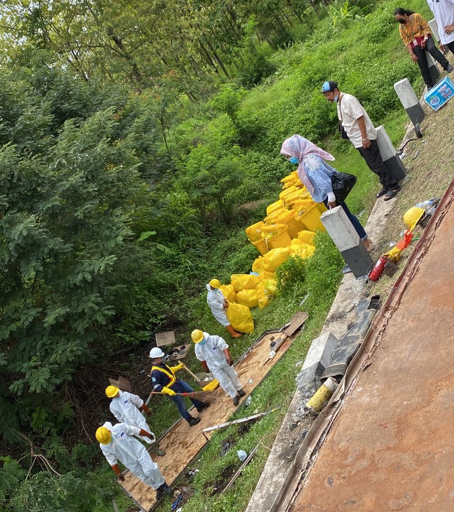 Limbah rumah sakit yang telah diwadahi kantong plastik berserekan di jalur Wonogiri-Sukoharjo, tepatnya  di sisi selatan Jembatan Nambangan, Jumat (29/11/2024).