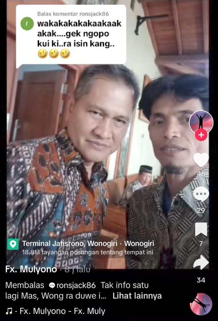 Teguh Subroto, kades Jatisari Kecamatan Jatisrono foto bersama Cabup Setyo Sukarno.