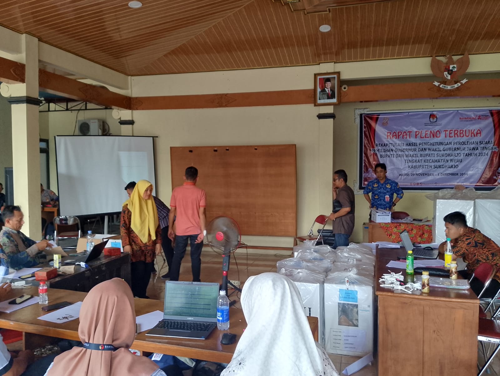 Proses rekapitulasi hasil Pilkada 2024 di salah satu kecamatan di Sukoharjo, Jumat (29/11/2024).