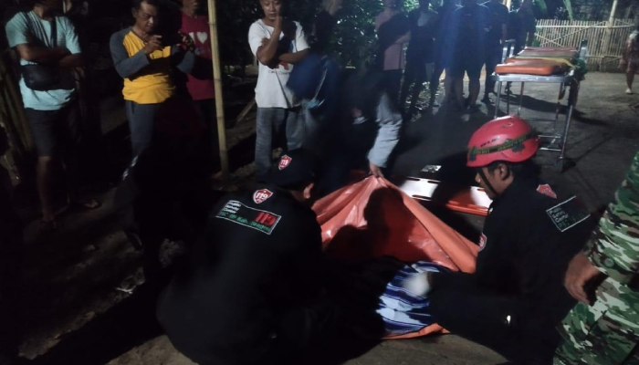 Petugas mengevakuasi korban yang tewas tersengat listrik saat mencari ikan di aliran Sungai Garuda, Desa Tangkil, Sragen.