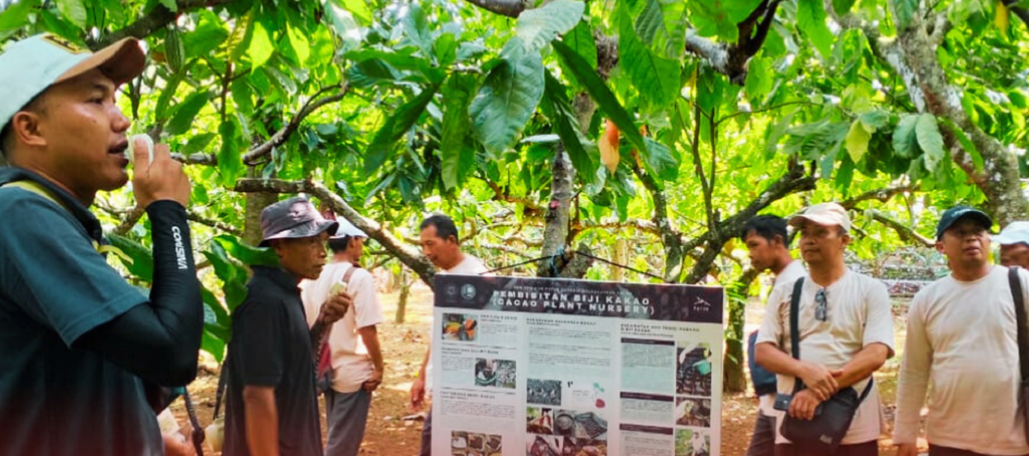 Kades dan petani Desa Slogoretno studi banding budidaya kakao di Desa Wisata Nglanggeran, Patuk, Gunungkidul, Sabtu (1/6/2024) (DOK. PEMDES SLOGORETNO)