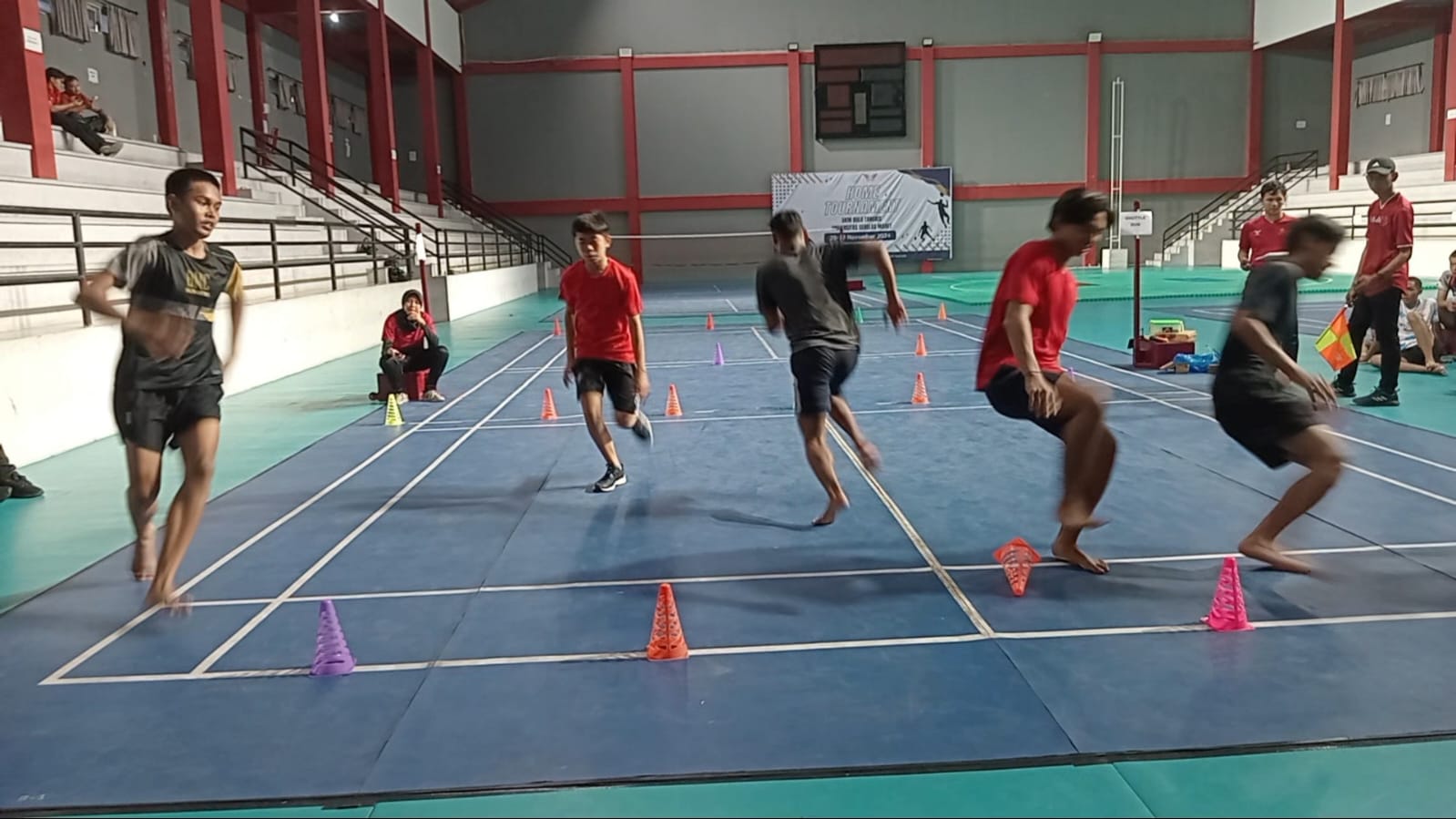 Calon atlet Porprov Kota Solo jalani tes fisik di GOR FKOR Universitas Sebelas Maret (UNS), Sabtu (30/11/2024).
