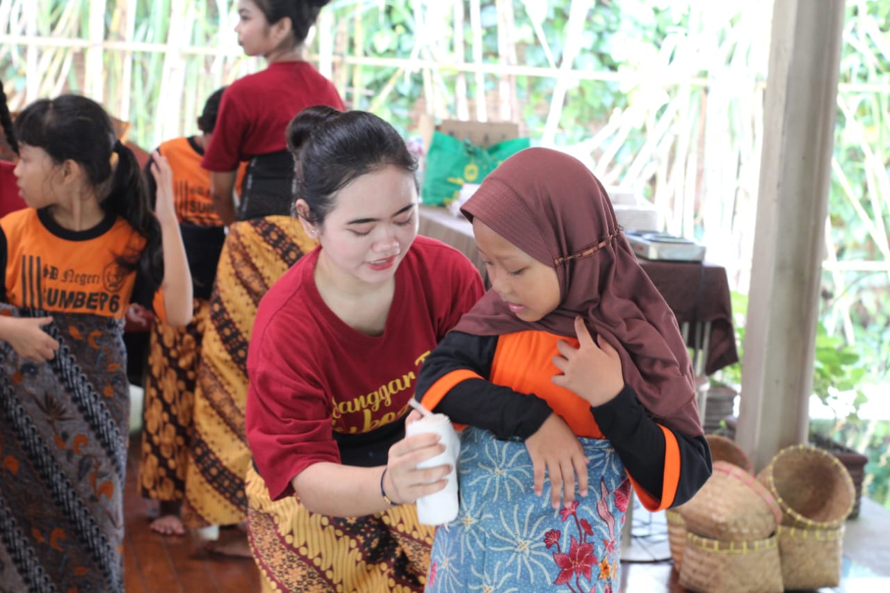 Sanggar Tari Sukoasih, Sukoharjo mwlatih anak SD menggunakan jarik, 19 November lalu.