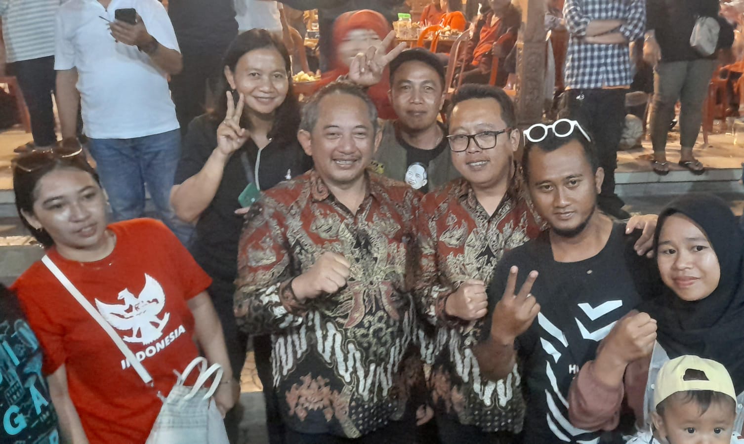 Pasangan bupati-wakil bupati Karanganyar Rober Christanto-Ade Eliana bersama pendukung. (Rudi Hartono/Radar Solo)