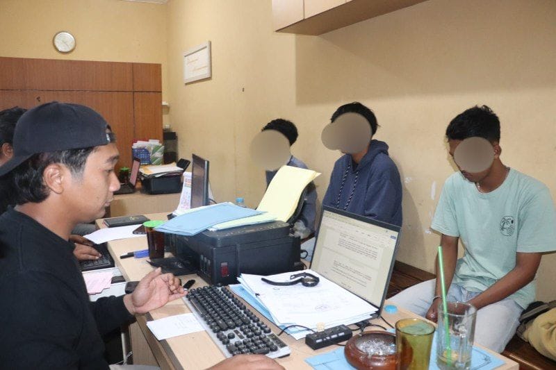 Tiga pelaku pengeroyokan warga Cantel Kulon, Kecamatan Sragen diminta keterangan polisi. (Ahmad Khairudin/Radar Solo)