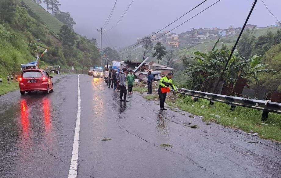 Petugas olah TKP di sekitar pembatas jalan yang ditabrak truk box di jalur tembus Tawangmangu Karanganyar, Minggu (1/12024).