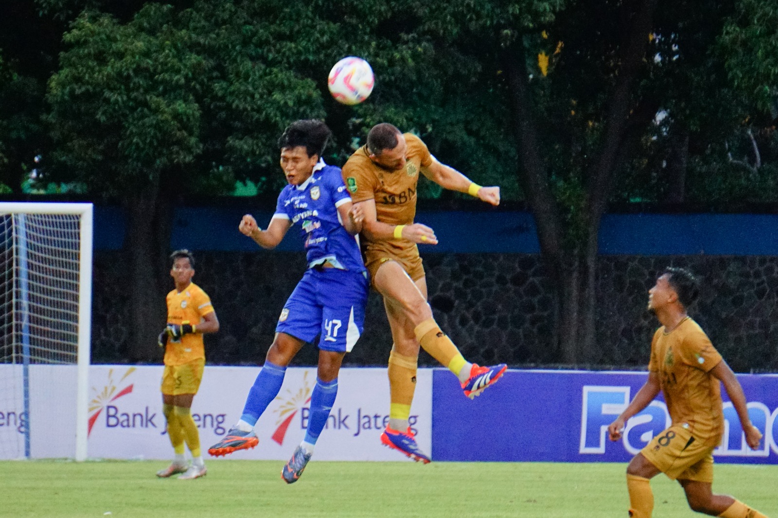 Pertandingan Adhyaksa FC melawan Bhayangkara FC di Stadion Sriwedari, Minggu (1/12).
