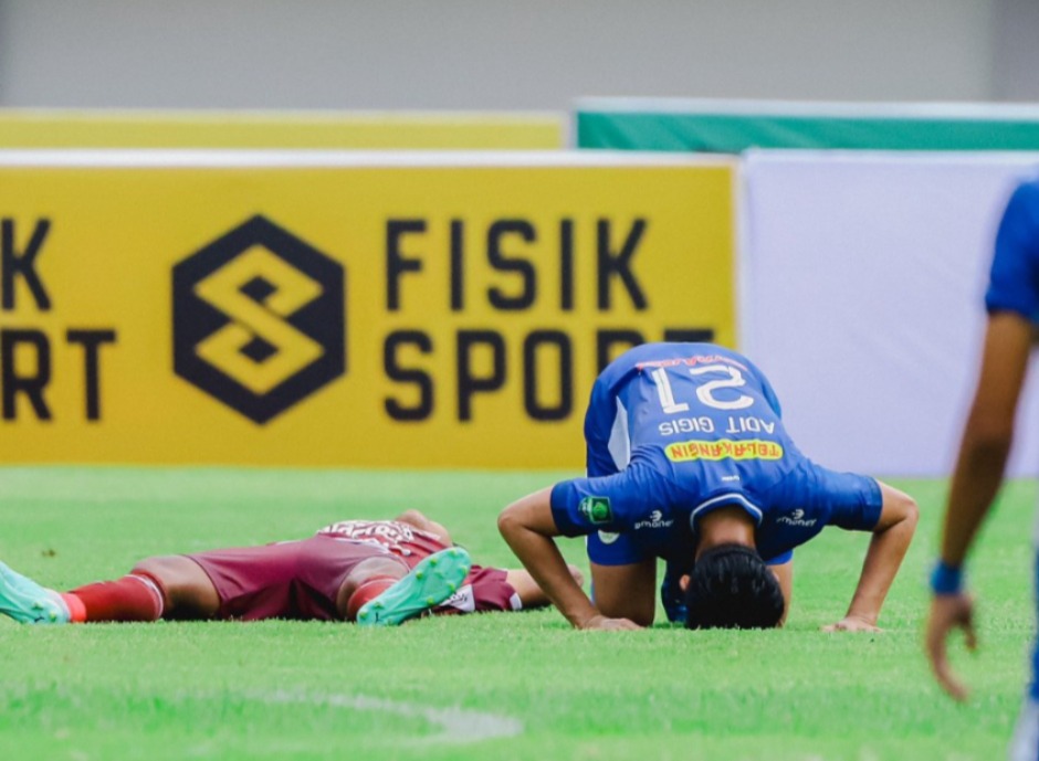 Pemain Nusantara United (kiri) tertunduk lesu usai kalah telak dari PSIM Jogja di Stadion Mandala Krida, Minggu, 12 Desember 2024.