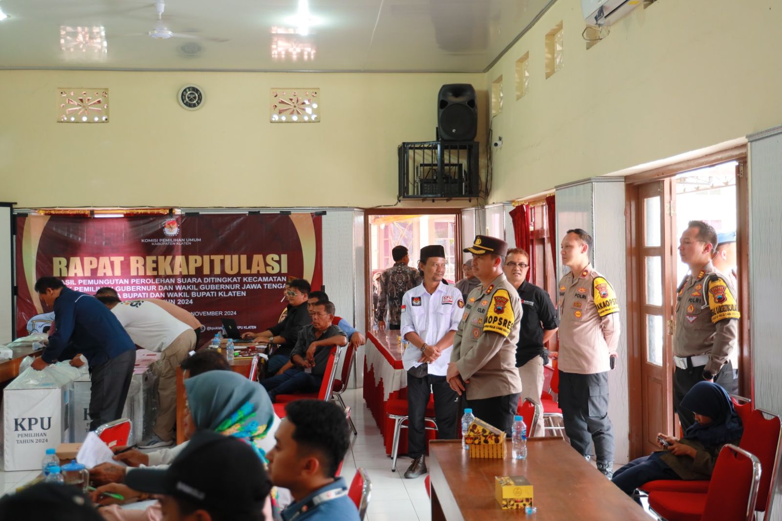 Kapolres Klaten AKBP Warsono (dua dari kanan) memantau rekapitulasi penghitungan suara Pilkada 2024 tingkat kecamatan. (Angga Purenda/Radar Solo)