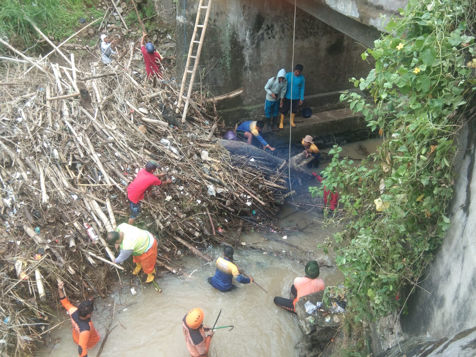 Sampah yang menyumbat Kali Nggajing, Watubonang, Tawangsari dibersihkan, Minggu (1/12/2024). (Iwan Kawul/Radar Solo)