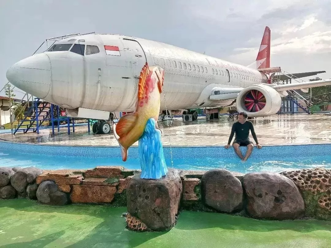 Intanpari Waterpark, tempat wisata unik di Karanganyar yang punya pesawat di tengah kolam.