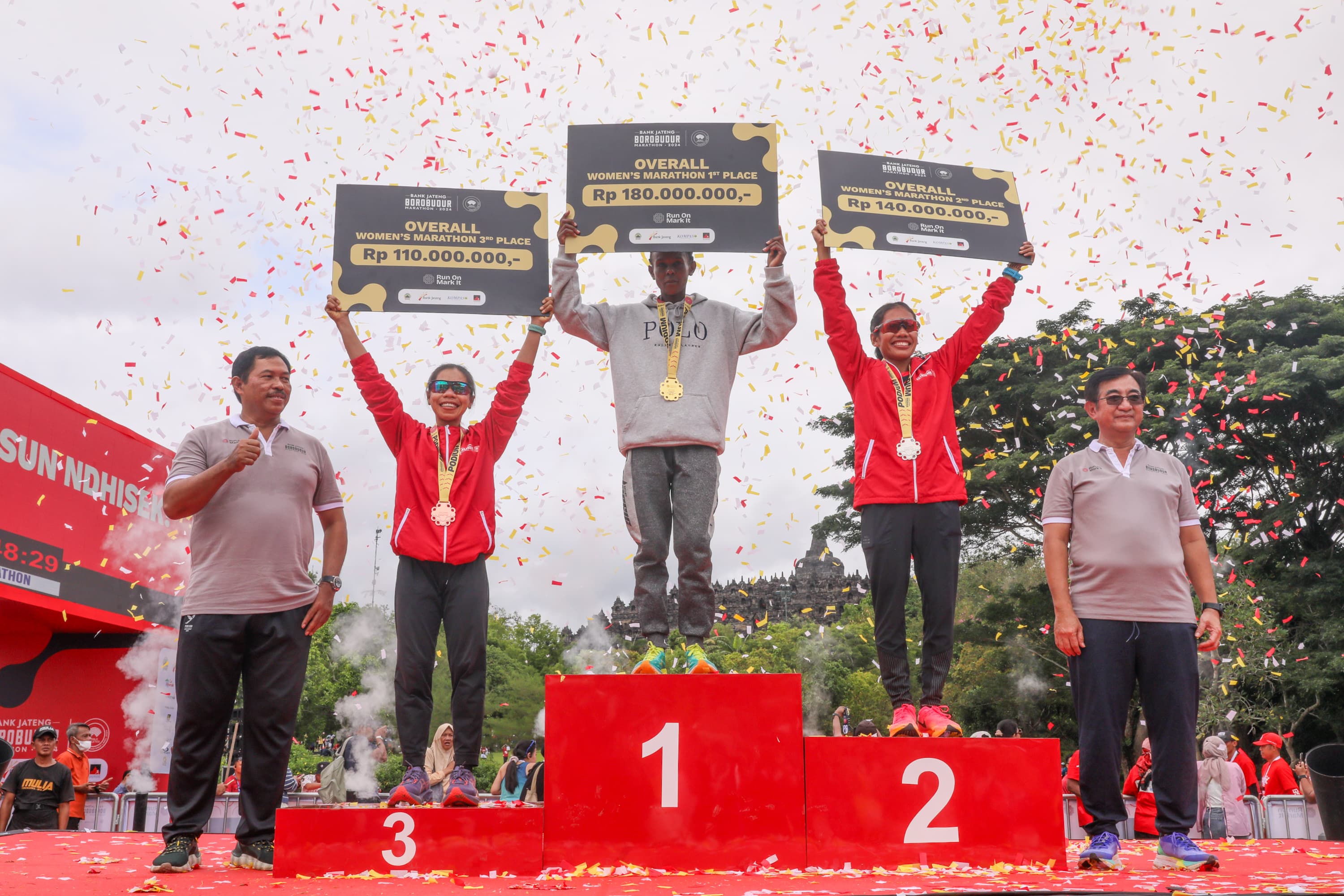 Pj Gubernur Jateng Nana Sudjana (kiri) bersama para pemenang Bank Jateng Borobudur Marathon 2024, Minggu (1/12/2024).