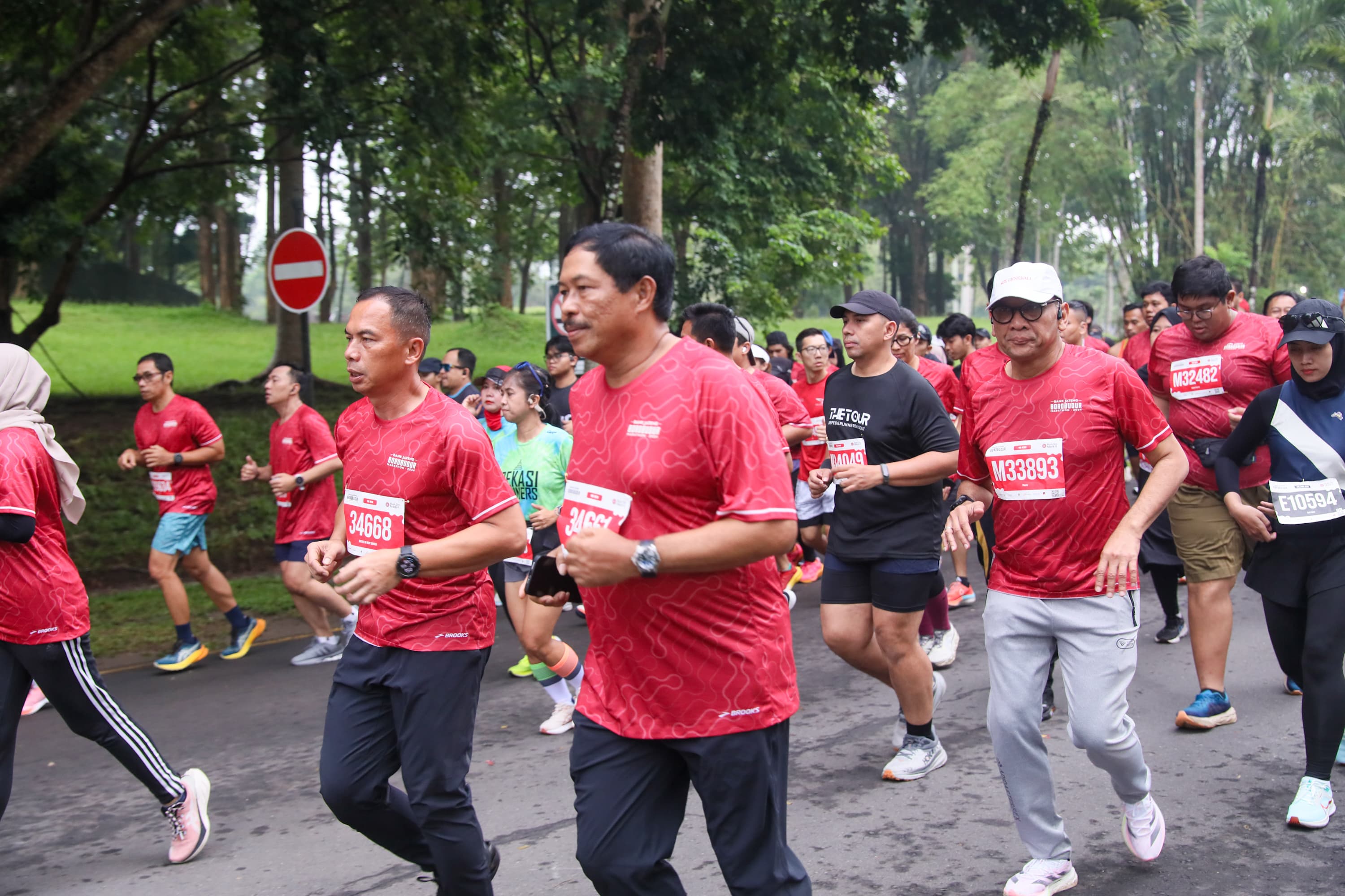 Pj Gubernur Jateng Nana Sudjana ikut berlari bersama peserta Bank Jateng Borobudur Marathon 2024.