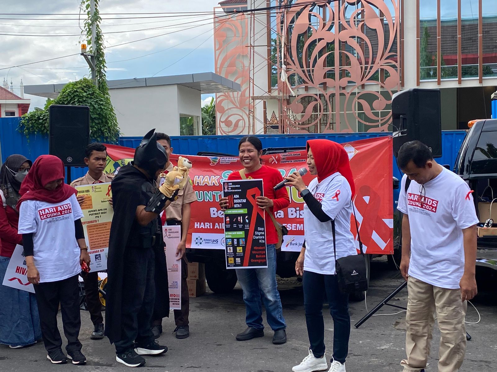 Kepala Dinas Kesehatan Sukoharjo Tri Tuti Rahayu sosialisasikan penanggulangan HIV/AIDS di CFD Alun-alun Satya Negara Sukoharjo, Minggu (1/12/2024)