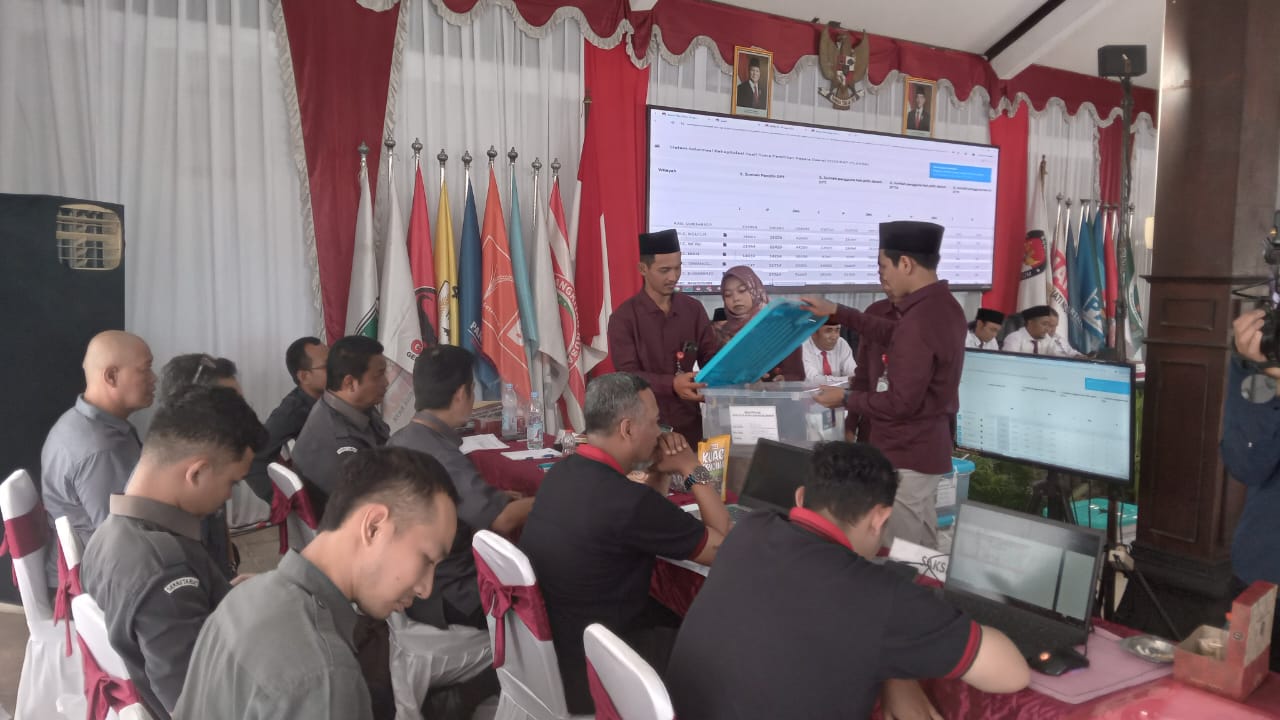 Rekapitulasi hasil pilgub Jateng dan pilbup Sukoharjo yang digelar KPU Sukoharjo, Senin (2/12).