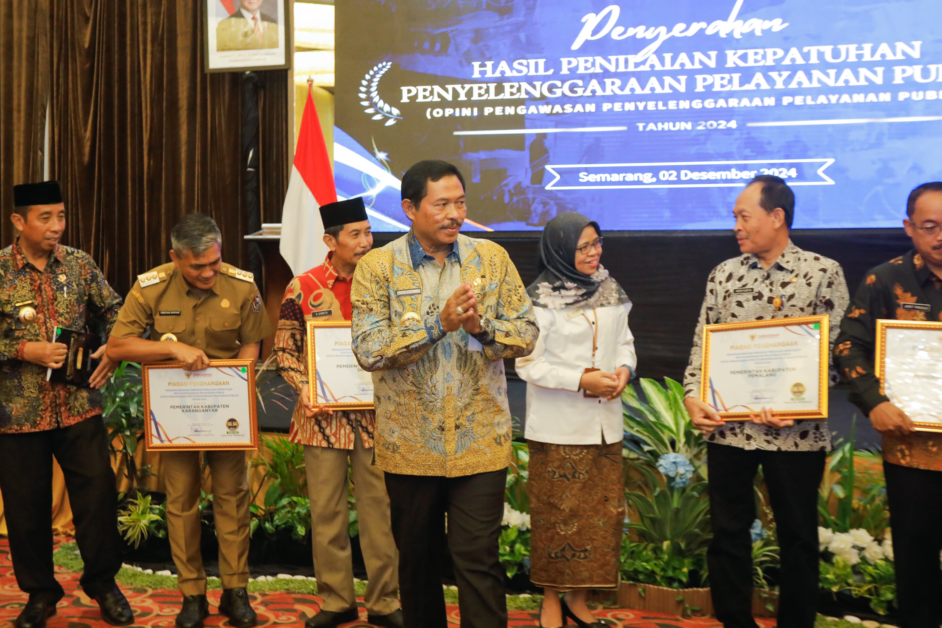 Pj Gubernur Jateng Nana Sudjana hadiri Penyerahan Hasil Penilaian Kepatuhan Penyelenggaraan Pelayanan Publik di Hotel Quest, Kota Semarang, Senin (2/12/2024).