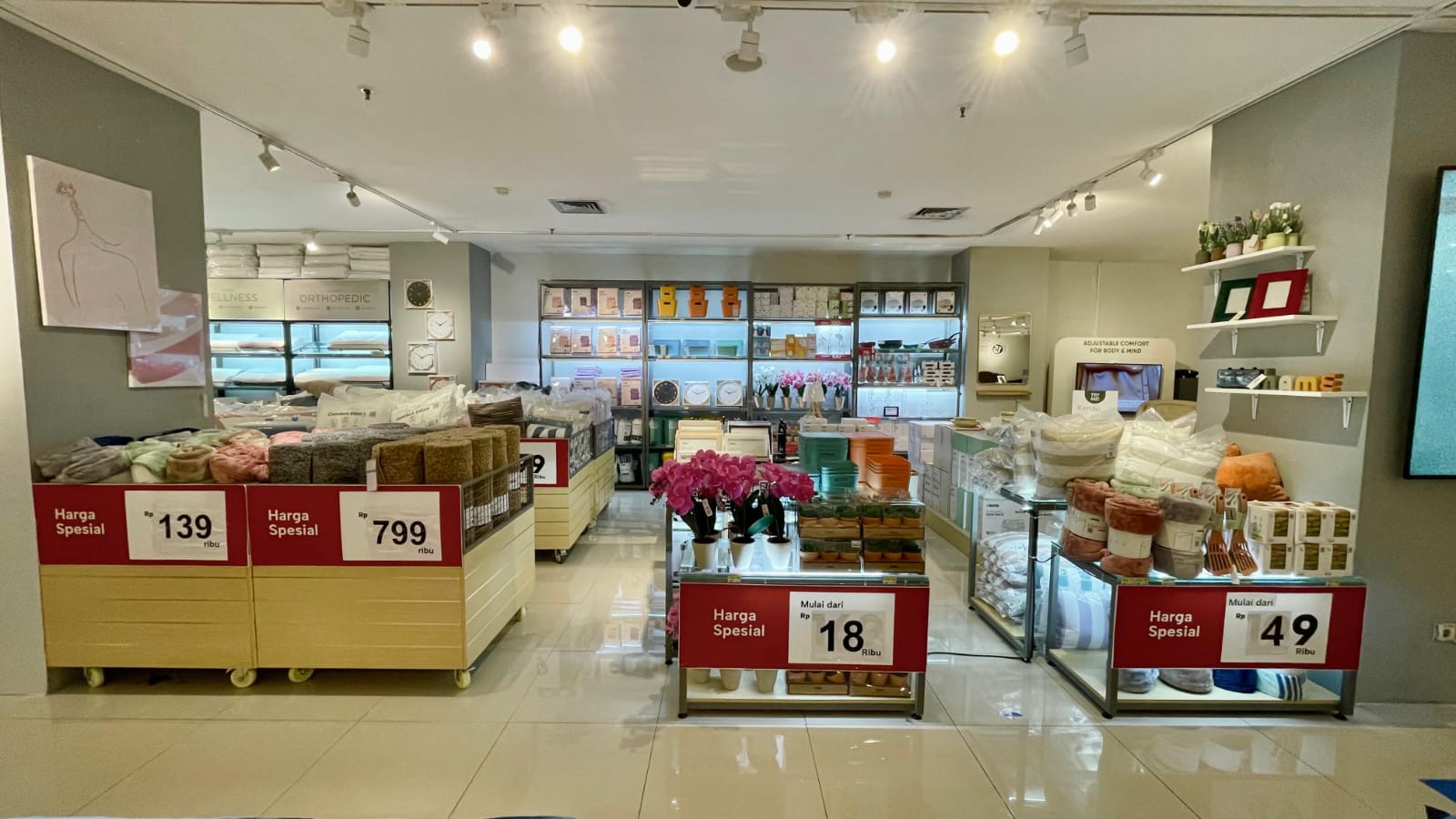 Nikmati pengalaman baru berbelanja furnitur sambil menikmati promo spesial yang hanya berlangsung selama periode grand opening ini.