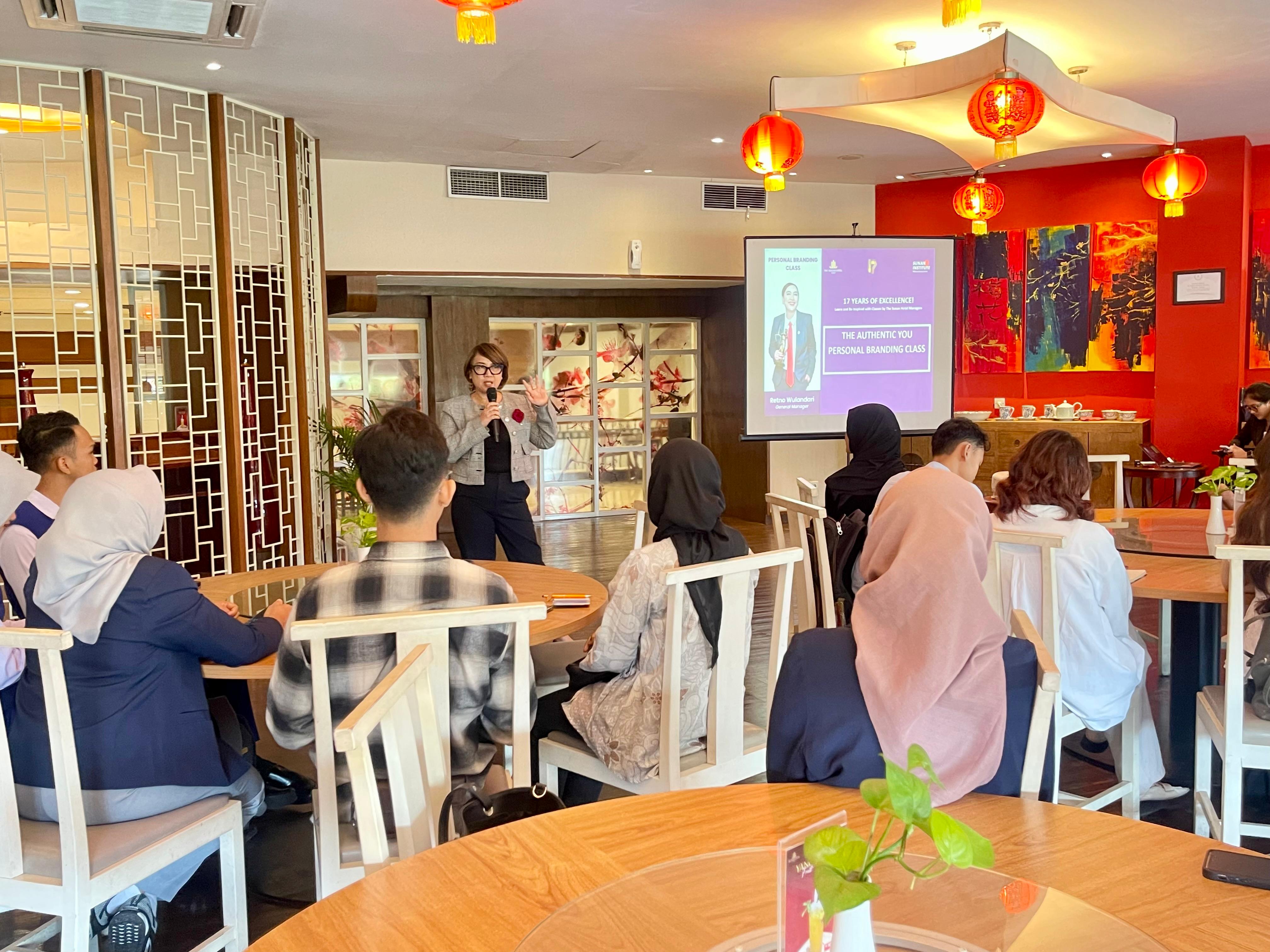 General Manager The Sunan Hotel Solo Retno Wulandari berbagi ilmu membangun citra diri autentik yang relevan dalam dunia profesional.