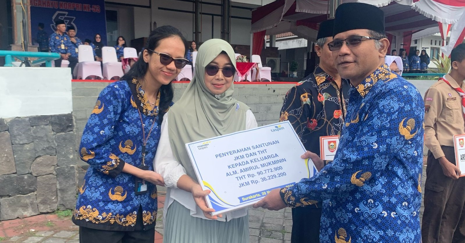 enyerahan Jaminan Kematian dan Tabungan Hari Tua. Dari kiri, Cash and Pension Report Verif Sector Head Arum Pratiwi, keluarga Alm. Amrul Mukminin, Bupati Boyolali M Said Hidayat.