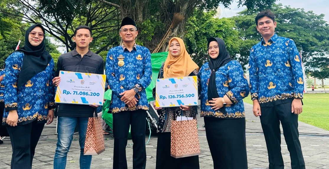 Penyerahan Jaminan Kematian. Dari kiri, Finance Adm Sector Head Fitria Nugraheni, keluarga alm. Heri Sutrisno dan Alm. Setiyanto, Pj Bupati Karanganyar Timotius Suryadi.