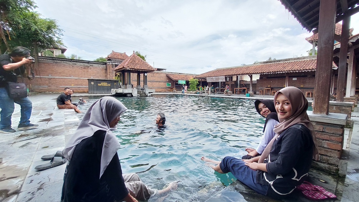 Wisatawan menghabiskan akhir Pekan di Umbul Tirto Mulyo, Kecamatan Sawit, Boyolali.