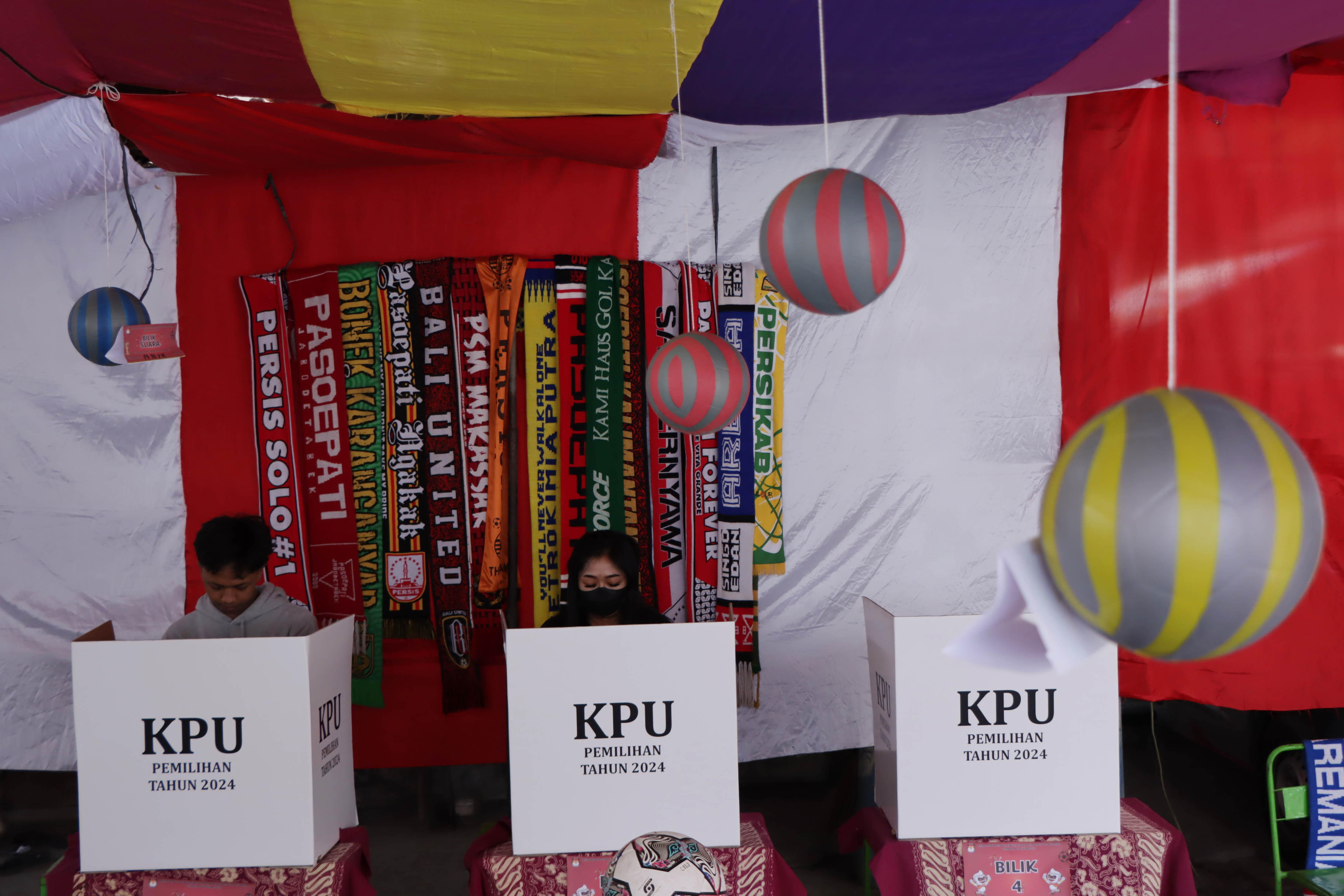 Pengguna hak suara melakukan pencoblosan saat Pilkada Solo, 27 November lalu.