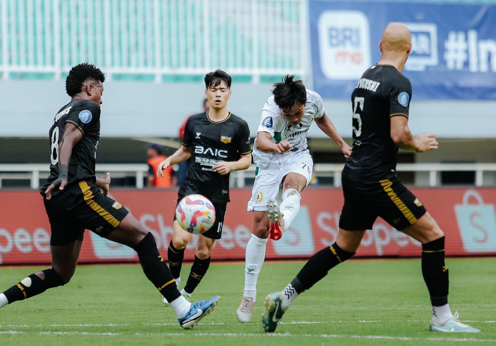 Laga PSS Sleman melawan Dewa United di Stadion Pakansari Bogor, Selasa (3/12/2024).