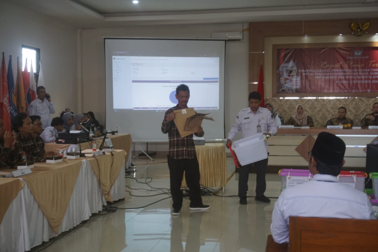 Rapat pleno terbuka rekapitulasi hasil perhitungan suara tingkat Kabupaten Klaten di aula Kantor KPU Klaten, Senin (2/12/2024). (Angga Purenda/Radar Solo)