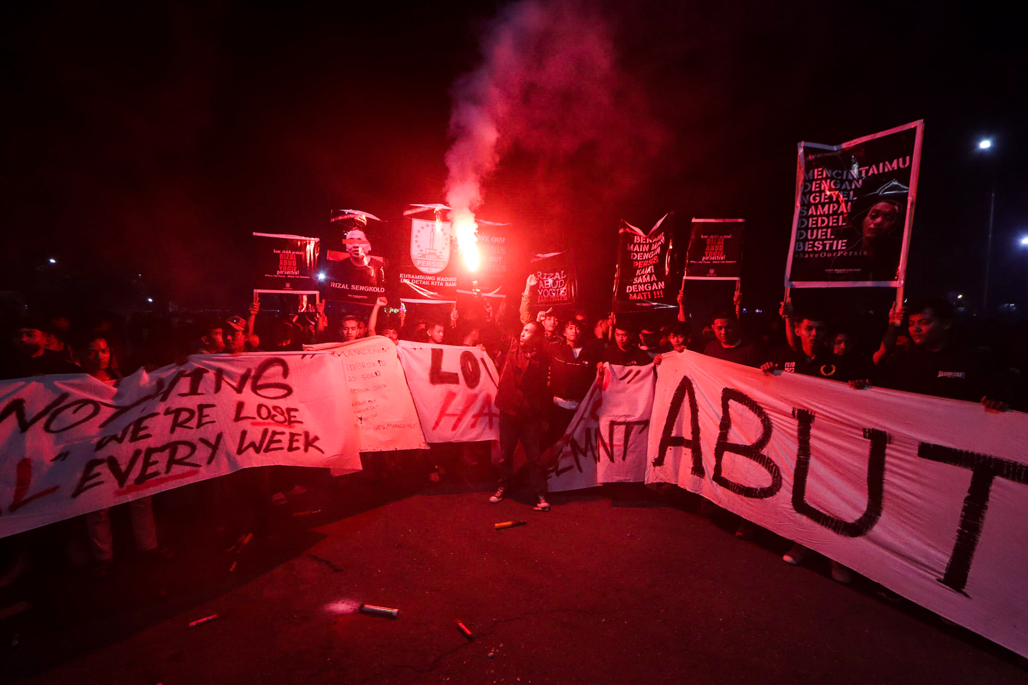 Suporter Persis Solo melakukan aksi boikot di Stadion Manahan (3/12/2024)