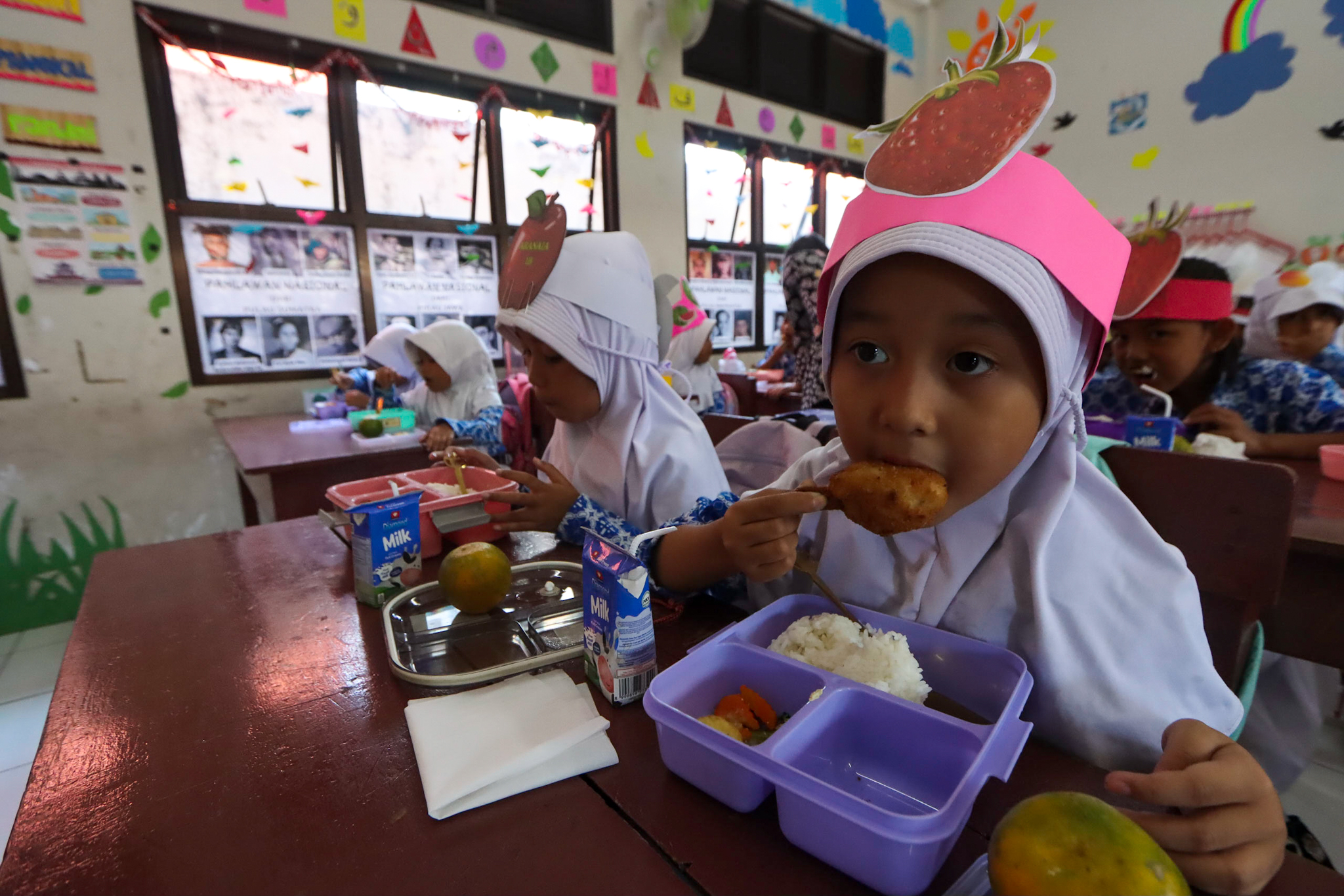 Uji coba makan bergizi gratis di SDN Kleco Solo (M Ihsan/Radar Solo)