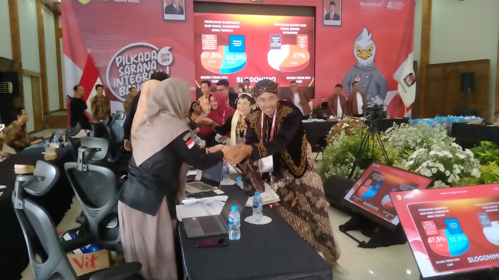 PPK  Slogohimo memakai baju pengantin saat rapat pleno terbuka rekapitulasi hasil penghitungan suara Pilkada Serentak di Gedung Sasono Mulyo Selogiri, Selasa (3/12/2024).