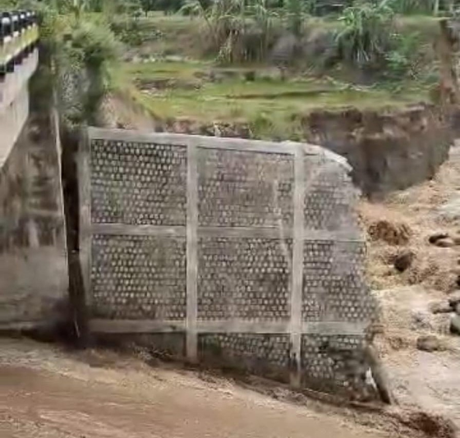 Jembatan penghubung Jawa Tengah dengan Jawa Timur di Desa Tunggul, Kecamatan Gondang, Sragen ambrol, Senin (2/12/2024). (Dokumentasi warga)