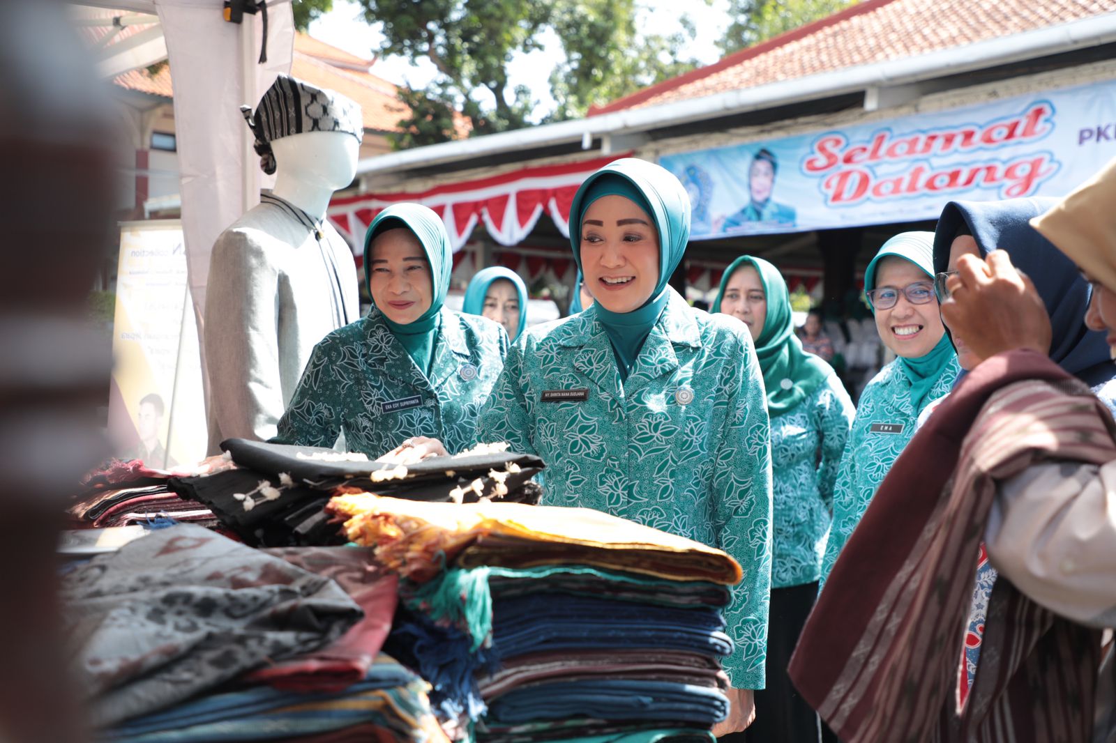 Penjabat Ketua TP PKK Jawa Tengah Shinta Nana Sudjana tinjau stand pengurus PKK di sela rapat konsultasi akbar di Pendopo Kabupaten Jepara, Selasa (3/12/2024).
