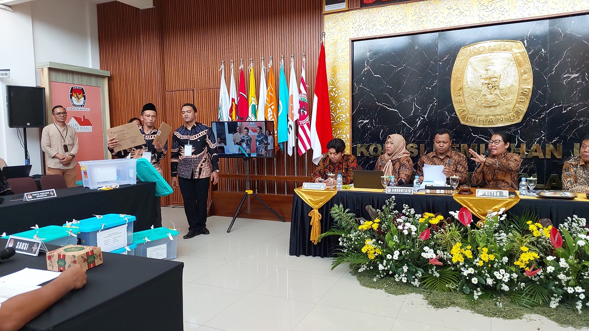 Anggota PPK Kecamatan Selo memperlihatkan amplop berisi hasil rekapitulasi yang masih tersegel kepada saksi dalam rapat pleno yang digelar KPU Boyolali, Selasa (3/12/2024).