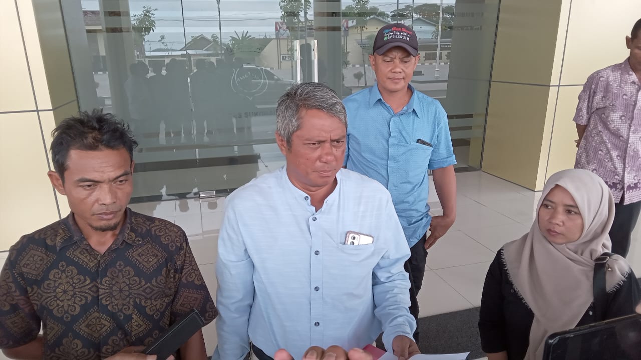 Ibu korban, Yuliati (kanan) didampingi kuasa hukum beri keterangan di Mapolres Sukoharjo, Rabu (4/12).