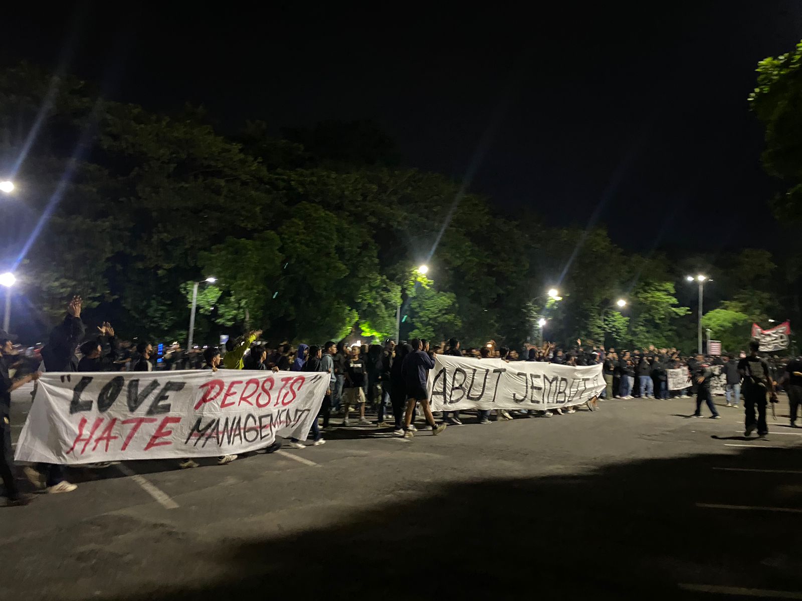 Suporter Persis Solo gelar aksi boikot di luar Stadion Manahan saat laga Persis melawan Barito Putera (3/12/2024).
