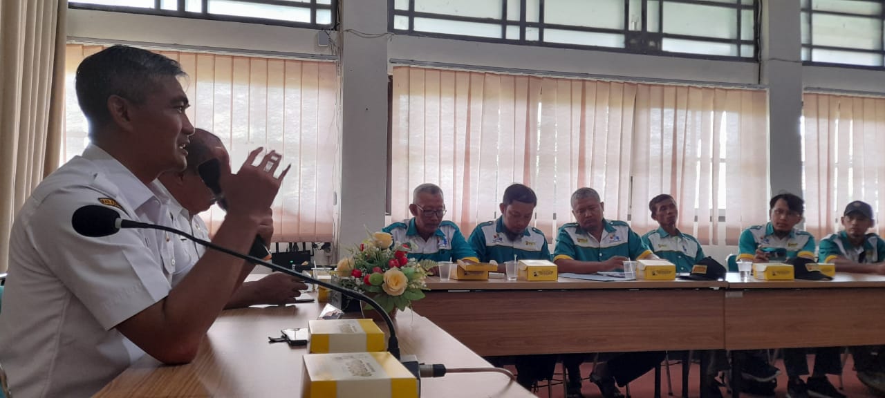 PJ Bupati Karanganyar Timotius Suryadi be audiensi dengan perwakilan serikat pekerja di Karanganyar membahas UMK 2025. (Rudi Hartono/Radar Solo)