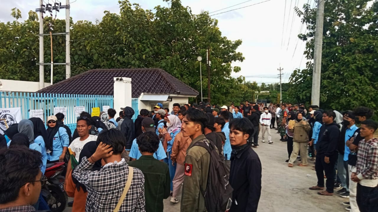 Buruh pabrik PT SM di Pedan, Klaten gelar aksi demo, Rabu (4/12/202/24). (Dokumentasi SBPS)