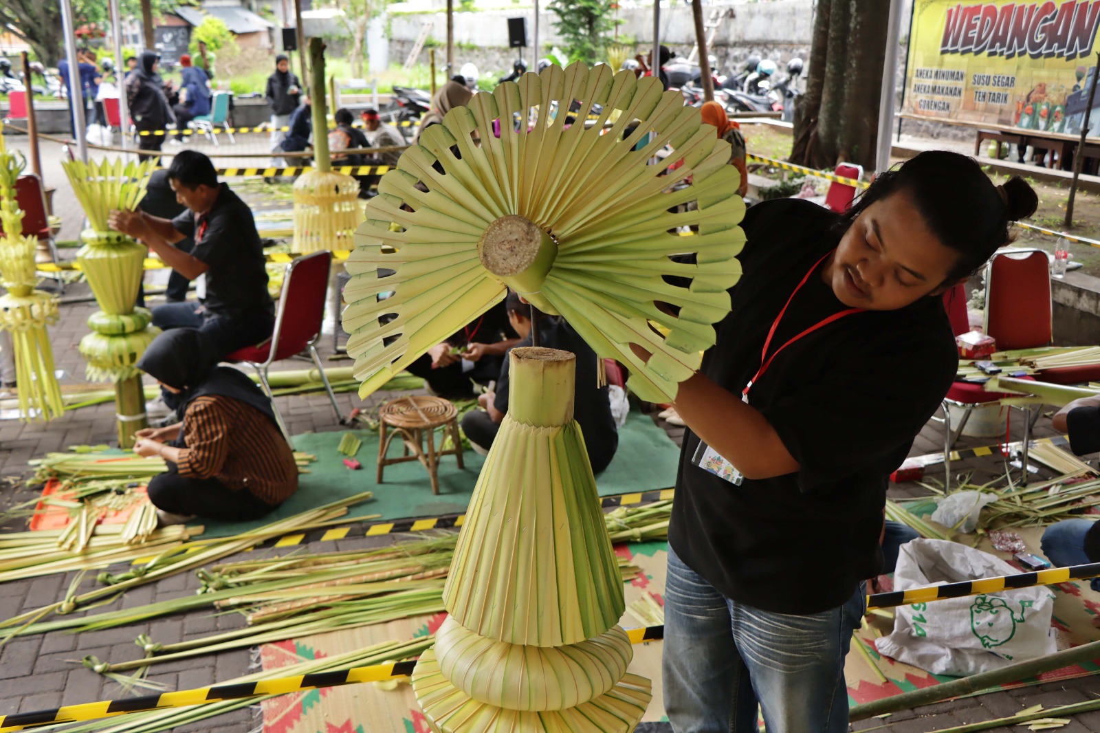 Festival Janur yang digelar di Boyolali merupakan upaya menguri-uri seni pembuatan kembar mayang dan penjor.